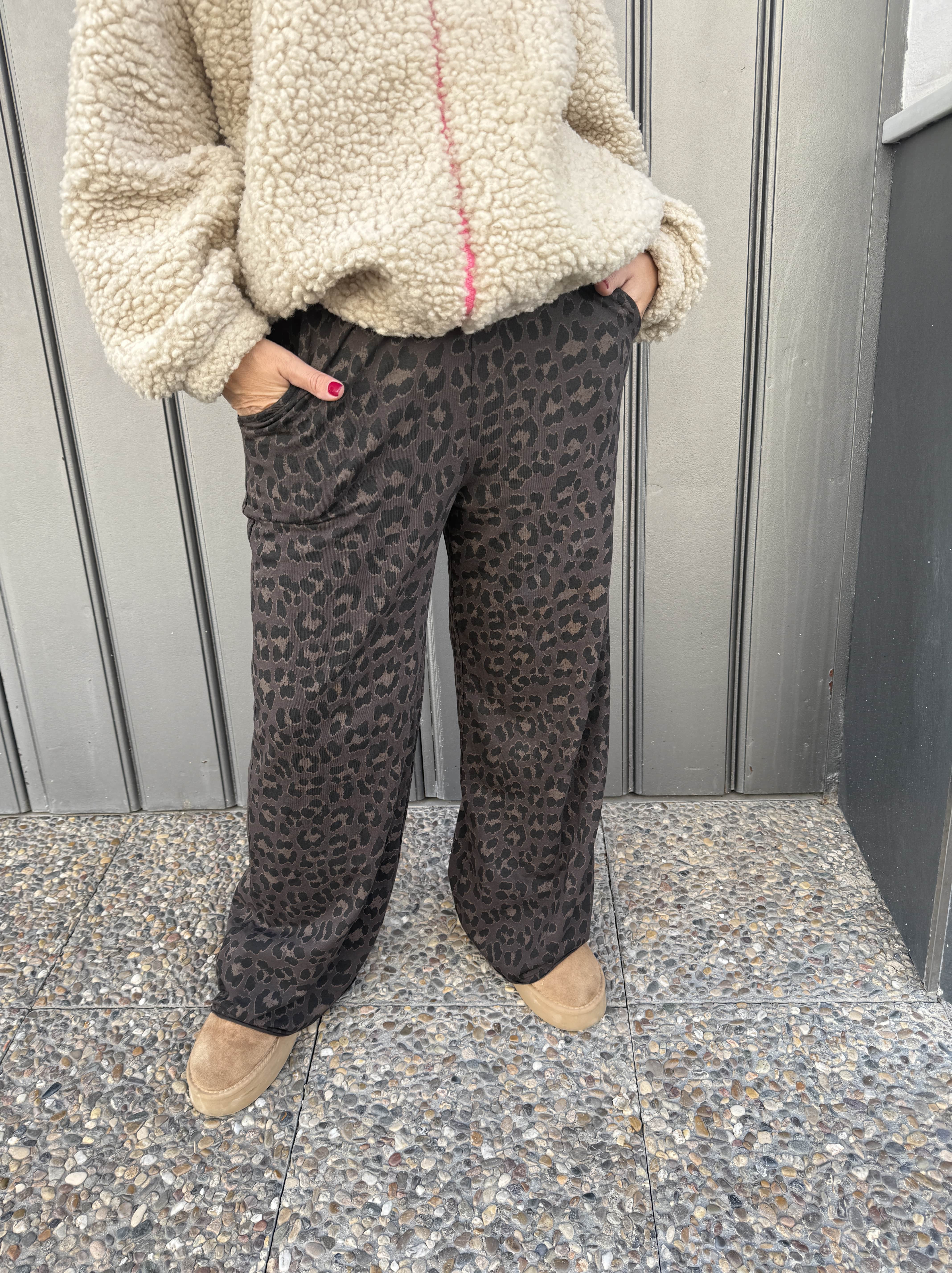 PANTALÓN CHÁNDAL LEOPARDO - Image 5