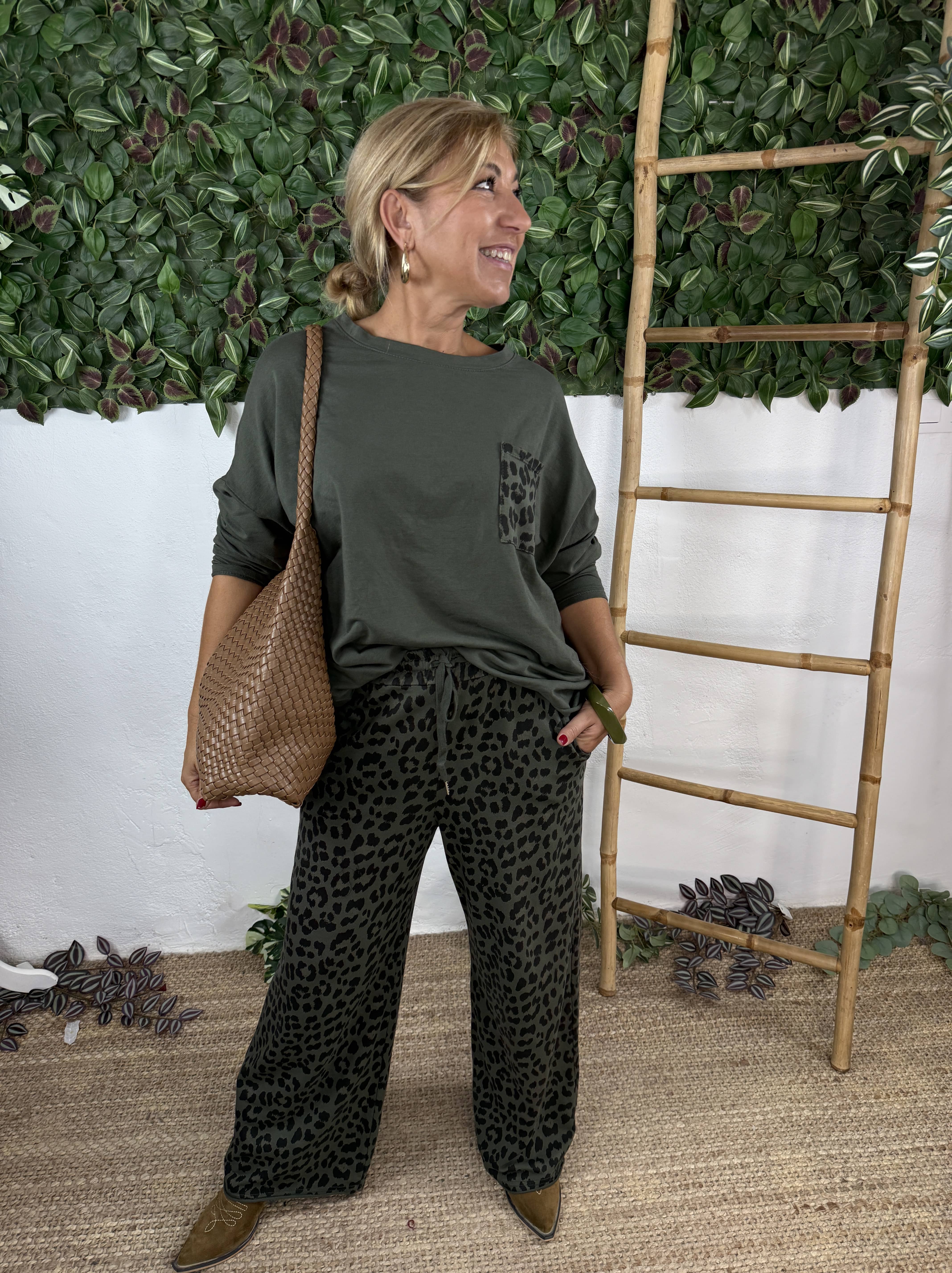 PANTALÓN CHÁNDAL LEOPARDO - Image 6
