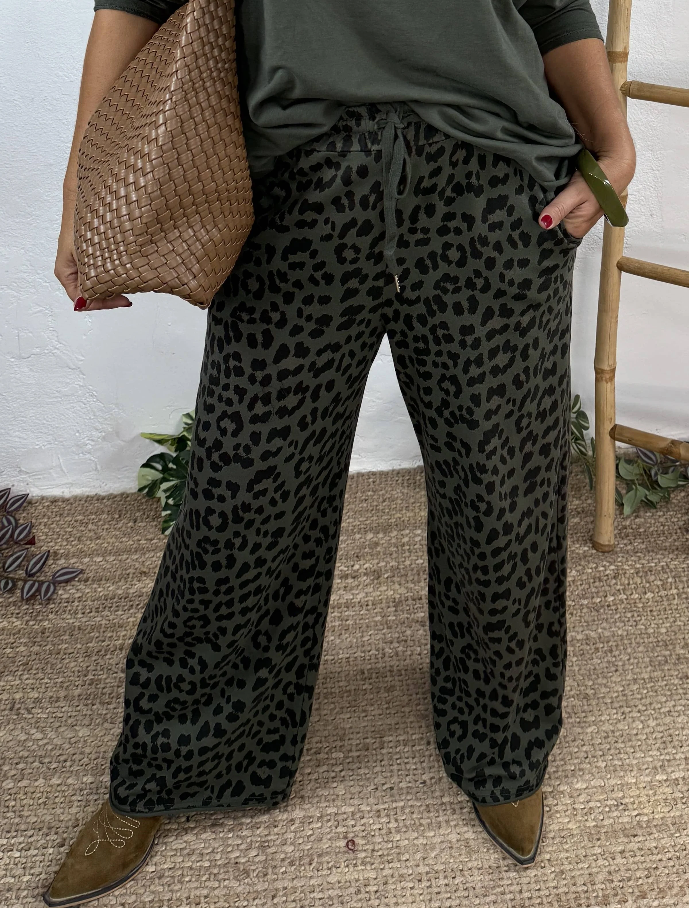 PANTALÓN CHÁNDAL LEOPARDO - Image 7