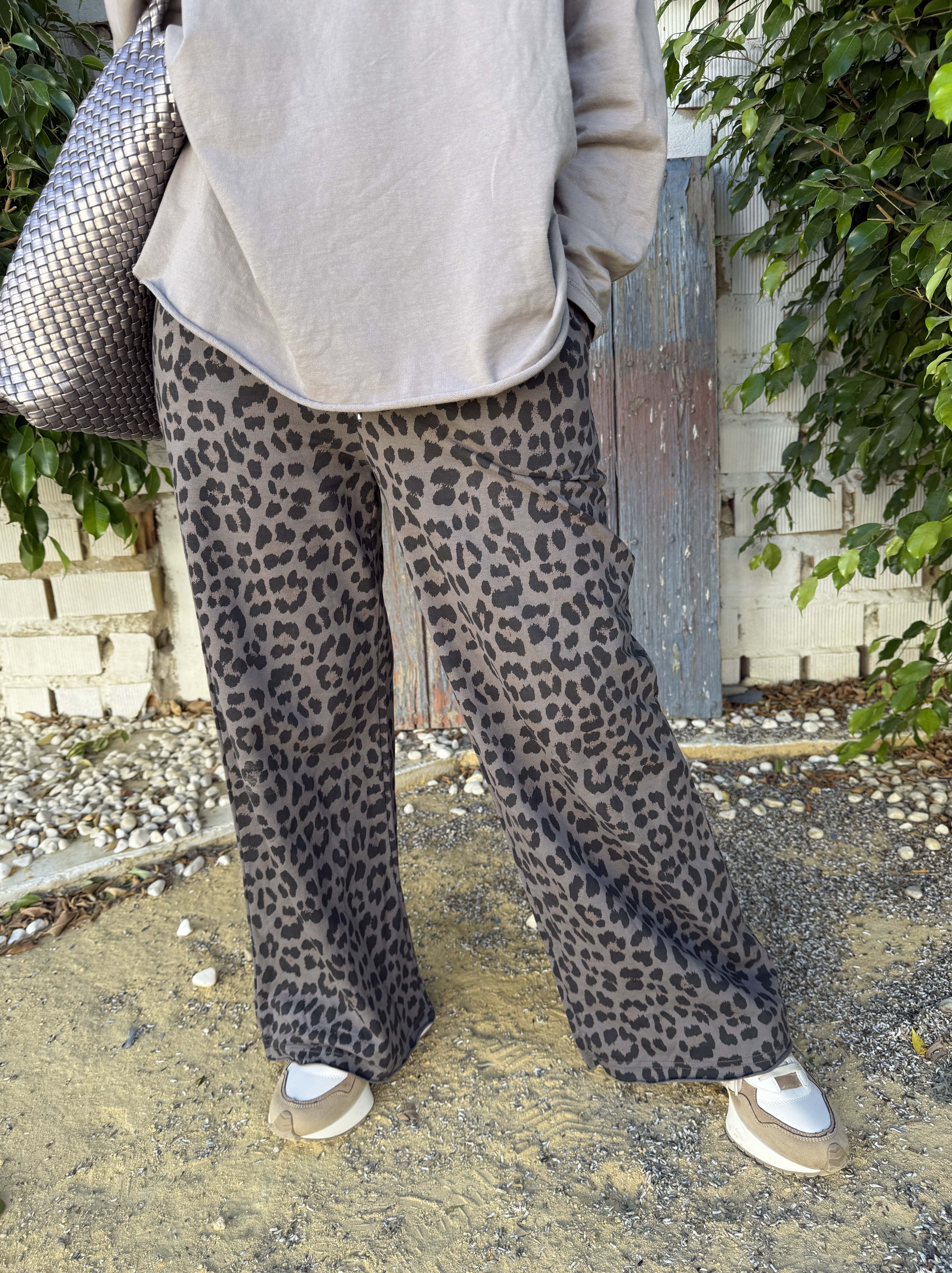 PANTALÓN CHÁNDAL LEOPARDO - Image 8