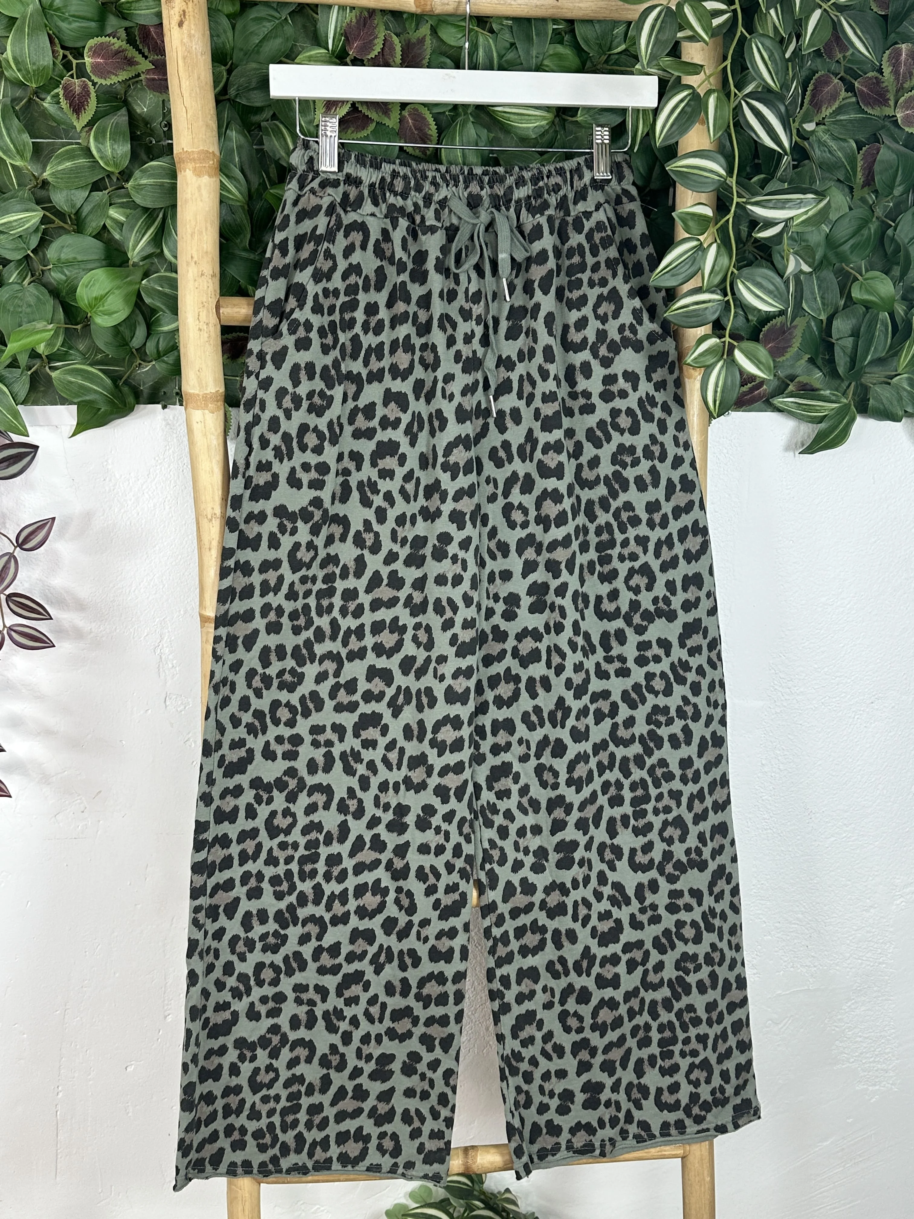 PANTALÓN CHÁNDAL LEOPARDO - Image 9