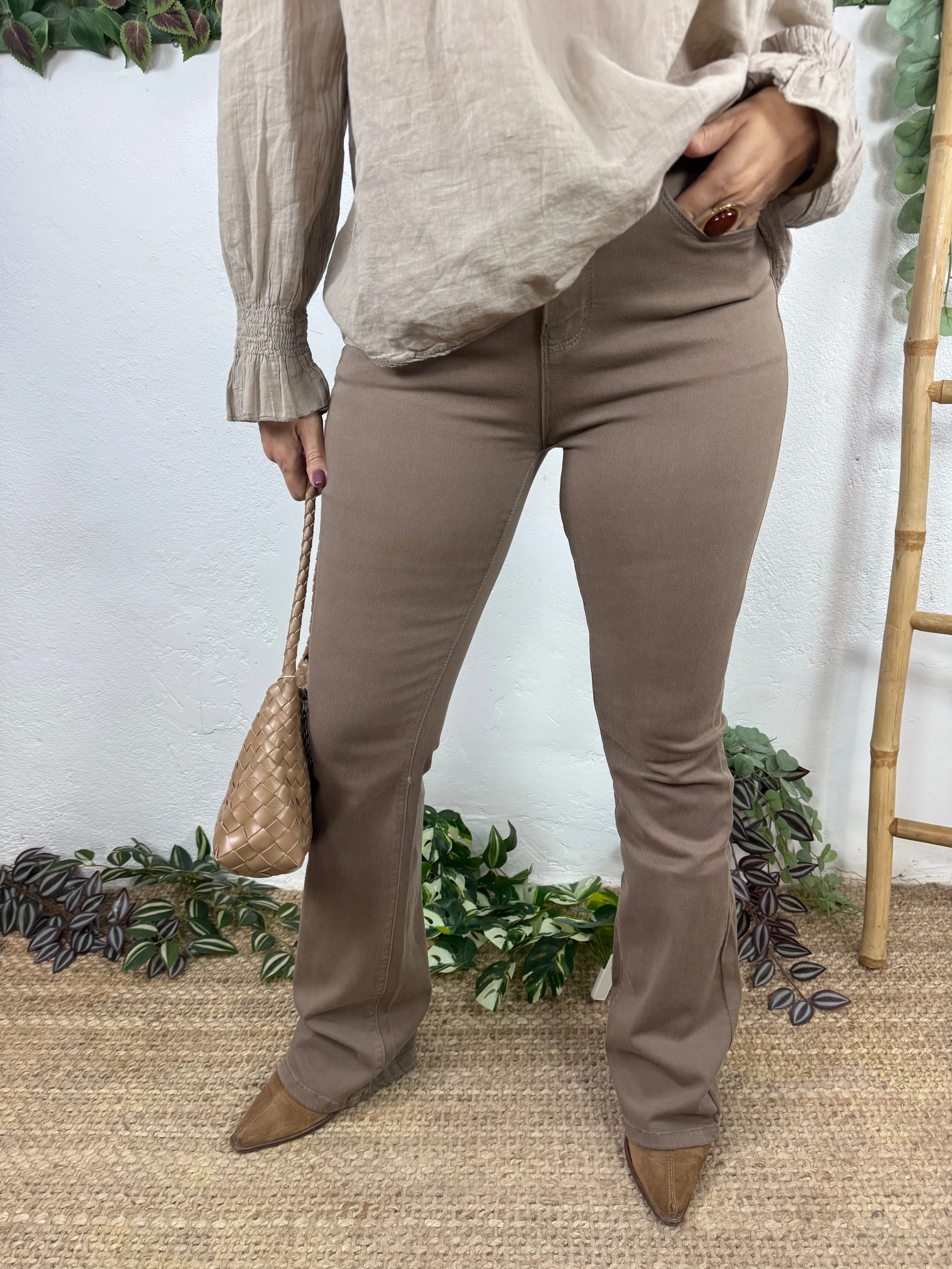 PANTALÓN FLARE TIRO ALTO - Image 3